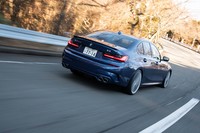 動力性能は0-100km/h加速のタイムが3.8秒、最高巡航速度が303km/hと公表されている。