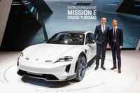第88回ジュネーブショーでポルシェが発表したEVのコンセプトカー「ミッションEクロスツーリスモ」。（写真＝ポルシェ）