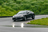 「BRZ」もダンパーの減衰力特性を変更。スポーツ走行時の安定感と普段使いにおける乗り心地の両立を図っている。