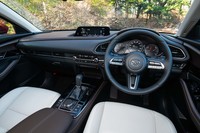 インテリアでは“人とクルマとの一体感”を表現。メーターパネルとエアコンの吹き出し口をドライバーを中心に左右対称に配置することで、“コックピット感”を演出している。