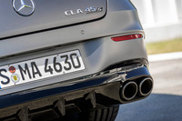 エキゾーストシステムには、エンジンの回転数や負荷に応じて制御されるフラップが備わっており、状況に応じて落ち着いたサウンドと刺激的でスポーティーなサウンドの使い分けが可能。オプションで、センサーで拾ったマフラー内の音を車内にひびかせる「AMGリアルパフォーマンスサウンド」も用意される。