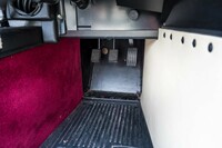 足もとの狭さは、ナローボディーの「セブン／スーパーセブン」の宿命。兄貴分の「スーパーセブン2000」には、オプションで「シリーズ5（ワイドボディー）」も用意される。