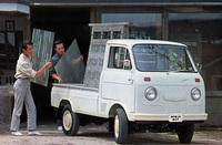 軽トラ最大の荷台面積とキャビンの広さをうたって1964年に登場した「ダイハツ・ハイゼットキャブ」。写真の低床一方開き式は荷台にタイヤハウスの出っ張りがあるが、三方開き式はフラットな荷台を持つ。