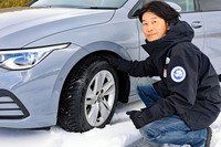 「ネクセン・エヌブルー4シーズン」とモータージャーナリストの山田弘樹氏。