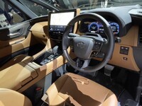 センターディスプレイは14インチでデジタルメーターは12.3インチ。それにヘッドアップディスプレイも採用している。