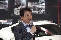 プレスカンファレンスでスピーチを行うトヨタ博物館の布垣直昭館長。