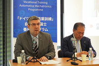 プログラムの内容を説明する、在日ドイツ商工会議所 副専務理事のルーカス・ヴィトスアスキー氏（写真向かって左）と、同カーメカトロニクス専門コーディネーターの菊地隆一氏（同右）。