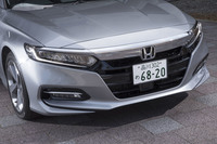 ノーズにクロームバーを用いた、ホンダのセダンに共通するモチーフでデザインされた「アコード」のフロントフェイス。片側9灯式のLEDヘッドランプを組み込んでいる。