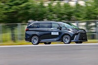 走りに関しては、これがレクサス初採用となるリニアソレノイド式アクチュエーターと周波数感応バルブを併用した「周波数感応バルブ付きAVS」も注目点のひとつ。ドライブモードセレクトには「Rear Comfort」モードが備わっており、サスペンションやアクセル、ブレーキの制御が、後席の乗り心地を優先したモードに切り替わる。