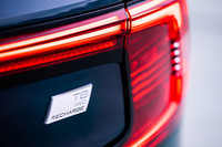 プラグインハイブリッドシステムを搭載する「S90リチャージ アルティメットT8 AWDプラグインハイブリッド」の車両本体価格は1059万円。日本に導入されるS90は同グレードのみ。生産はS90のグローバル生産拠点である中国の大慶工場が担当している。