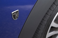 フロントフェンダーの後ろに装着された「MINI YOURS」のバッジ。