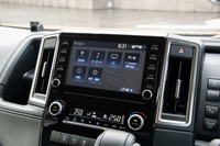センターモニターのサイズは8インチ。12.1インチの後席用モニターもオプションで用意される。