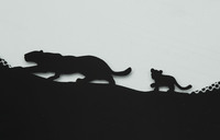 フロントウィンドウの端にあしらわれた、ジャガーの親子をモチーフとしたグラフィック。こうした遊び心は「E-PACE」ならではだ。