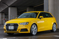 「アウディA3スポーツバック」。試乗車は「Sラインパッケージ」装着車で、LEDヘッドライトや専用のルーフスポイラーを備え、よりスポーティーなイメージに仕上げられていた。