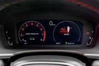 ドライブモードは「ECON」「ノーマル」「スポーツ」と、カスタマイズモード「インディビジュアル」の全4種類。加速レスポンスに加えて、スポーツモードでは電動パワーステアリングの特性もよりダイレクト感のあるものとなる。