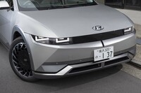 伏し目気味なヘッドランプと、それを縁取る四角いLEDが“目ヂカラ”を生み出している。