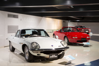 マツダミュージアムに収蔵される「マツダ・コスモスポーツ」（左手前）。