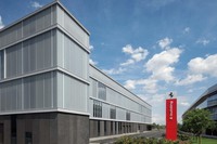 フェラーリ初の電気自動車も生産　新プラント「e-ビルディング」が完成