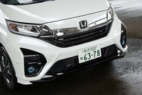 フロントフェイスでは「X」を立体的なグラフィックでアピール。一般的な速度域でも体感できるという「実効空力デバイス」が装着されている。