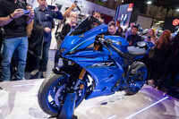 ヤマハは、「CP2」と呼ぶ排気量689ccの並列2気筒エンジンを搭載したライトウェイトスポーツモデル「R7（日本名：YZF-R7）」をモデルチェンジ。フレームを構成するスチールパイプのレイアウト、直径、肉厚を変更し、剛性バランスを再構築。スイングアームも一新している。またフラッグシップモデル「YZF-R1」用に開発された6軸IMUを搭載。さまざまな電子制御デバイスと連携し、ライダーの操作をサポートする。