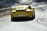 埼玉・秩父地方のワインディングロードを行く。「911 GT3」には後輪操舵機構が搭載されており、50km/h未満ではフロントと逆方向に、80km/h以上では同方向に後輪が最大1.5度ステアされる。
