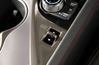 センターコンソールに備わるドライブモードのセレクター。走行モードには「スタンダード」「スノー」「エコ」「スポーツ」「スポーツ＋」の5種類に加え、各種制御を任意に調整できる「パーソナル」モードも用意される。