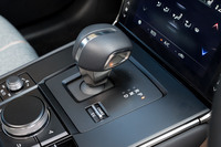 変速機は備わっておらずギアは1段固定式。「CX-60」などでも使われるシフトセレクターは「P」「R」「D」が全部角にあるのでブラインド操作がしやすいという触れ込みだ。