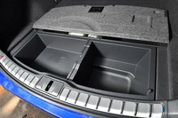 ボディーが大きいだけあってラゲッジアンダースペースも広大だ。