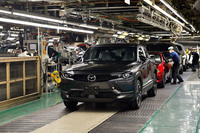 マツダの広島本社工場の製造ラインでは、MHEVやEV、今回発表された「ロータリーEV」と呼ばれるPHEVを含む「MX-30」と、「マツダ・ロードスター」「CX-30」の混流生産方式が採用されている。