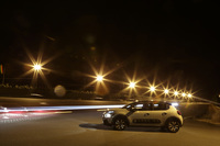 冷たい空気を切り裂くように、夜のJARI高速周回路をテスト車が行く。（photo：北畠主税）