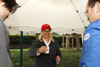 会長のクリスティーンさん自ら、テント内で来場者全員にコーヒーを振る舞う。