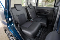 リアシートは左右独立してのリクライニングおよびスライド調整、格納が可能となっている。