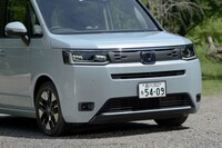 試乗車は既存のミニバンデザインに新風を吹き込む「エアー」。押し出しではなくシンプル＆クリーンな印象で勝負をかける。