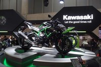 998ccの水冷4気筒エンジンにスーパーチャージャーを組み合わせ、200PSの最高出力と14.0kgf・mの最大トルクを発生させる「Z H2」。