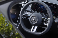 横スポークが上下に分割された「AMGスポーツステアリング」を装備。両サイドに巻かれたディンプルレザーの触感が心地よい。