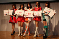 当日は、スーパー耐久参戦チームの、レースクイーンのファン人気投票「ST GIRL」についても表彰が行われた。第1位に輝いたのは、「ケーズフロンティア」の生田ちむさん（写真中央）。2連続のグランプリだ。