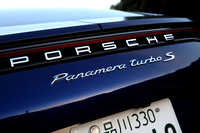 リアに貼られた「Panamera turbo S」のバッジ。マイナーチェンジによる性能向上に伴い、既存の「ターボ」は「ターボS」に改称された。