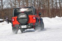 新型「ラングラー アンリミテッド ルビコン」では、センターデフロックを作動させる「4L」と「4H」のほか、前後軸の駆動力を自動配分する「4H AUTO」モードが選べる。