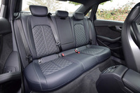 後席は6：4分割可倒式。