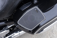 サイドケースに備わるスピーカー。オプションの「Marshallゴールドシリーズ」を選択すると、最大4個のスピーカーと2個のサブウーファーが装備され、オーディオの総出力は280Wに達する。