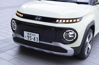 この手のフロントマスクの例に漏れず、目にあたる部分はデイタイムランニングライトで、その下の丸い部分がヘッドライトとなっている。