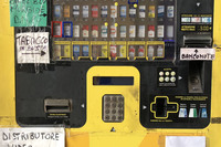 タバコの自動販売機。年齢確認のための身分証挿入口は右下にある。納税者番号＋保険証、旧納税者番号カード、IDカードが使用可能であることが分かる。