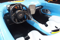 「エルヴァ」のインテリア。ルーフやウィンドウもない“スピードスター”スタイルを採用。