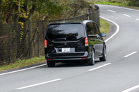 最廉価グレードの「V220d」以外の全モデルにエアサスの「AIRMATICサスペンション」を装備。車高調整にも対応する。