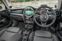 インテリアについては、ほとんど従来型から変わっていない。円をモチーフとしたデザインは、デビューから4年を経ても古くささはない。センタースクリーンは新たにタッチ操作に対応した。