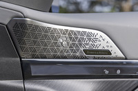 この試乗車はBowers ＆ Wilkinsサラウンドサウンドシステム（655W／17スピーカー／9チャンネルサラウンド）をチョイス。「セレクトパッケージ」を装着したうえでアップグレードできる。