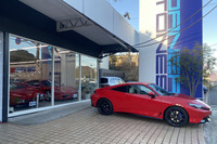 横浜の中古フェラーリ専門店「コーナーストーンズ」に到着した新型「プレリュード」。狙ったわけではないが「フレームレッド」と呼ばれる赤い外板色のプレリュードは、中古フェラーリ専門店のエントランスに止めても違和感はない。
