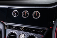 センターコンソールが回転し、ウッドパネル／ナビ画面／アナログ3連メーターの各パネルが切り替えられる「ローテーションディスプレイ」を装備。アナログメーターは左から外気温時計、方位計、ストップウオッチの順で配置される。