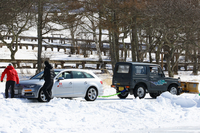 参加車両がスタックすると、タイヤチェーンを装着した「スズキ・ジムニー」（写真右）が救出に向かう。この日は大活躍（？）していた。