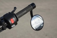 ハンドルバーより下にレイアウトされたサイドミラーは、特別仕様車「スタイル」ならではの装備。ただし、視認性は良好とは言い難い。